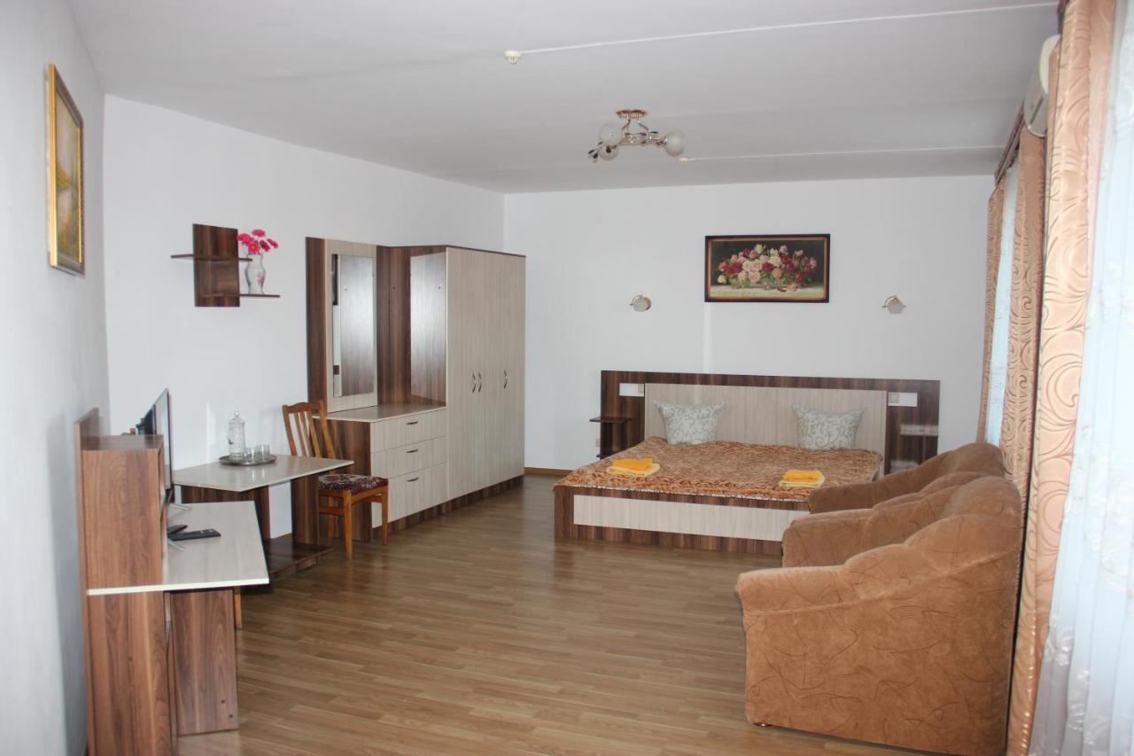 Hotel - Restaurant "Lion'S Heart" Velyka Omelyana Exterior foto